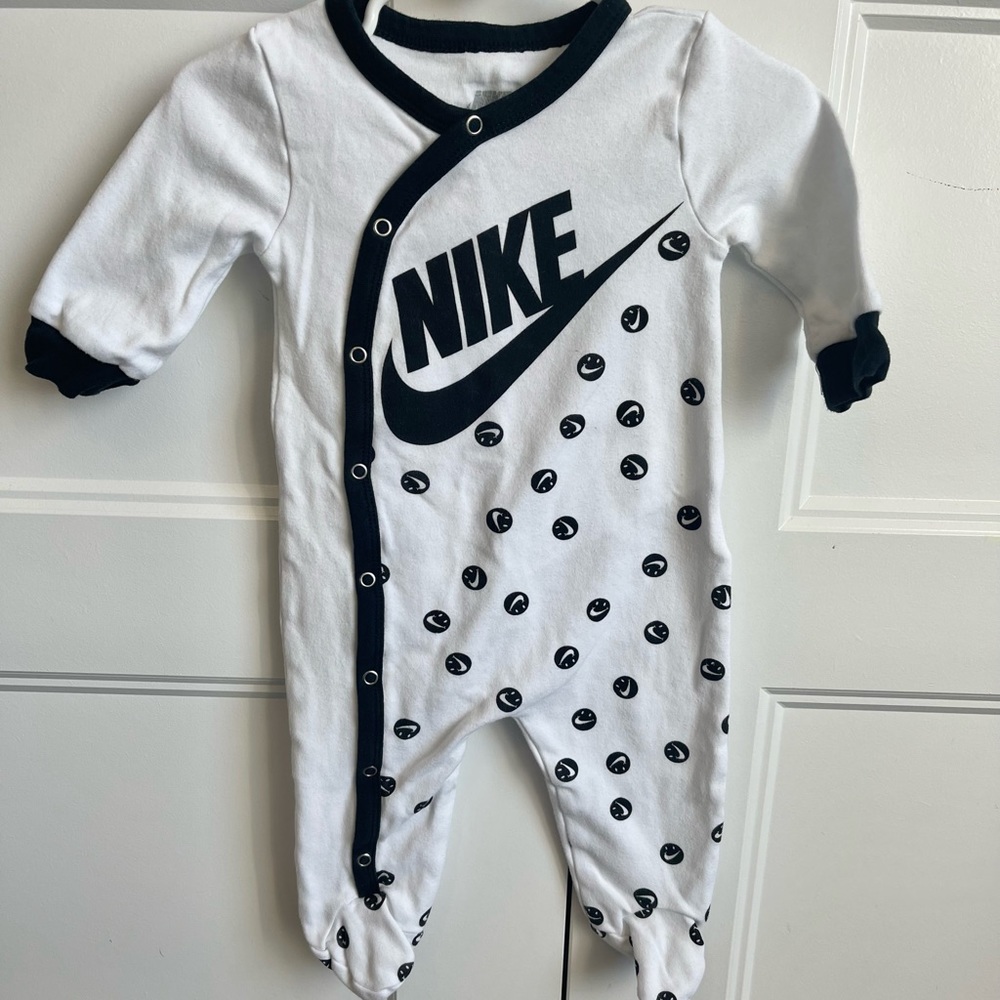 Nike smiley baby footie